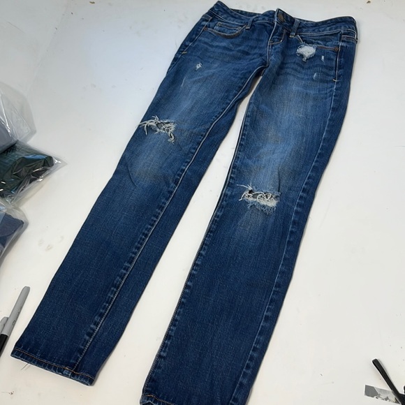 American Eagle Outfitters Denim - American Eagle Sz 0 Skinny Lowrise Distressed Denim Jeans